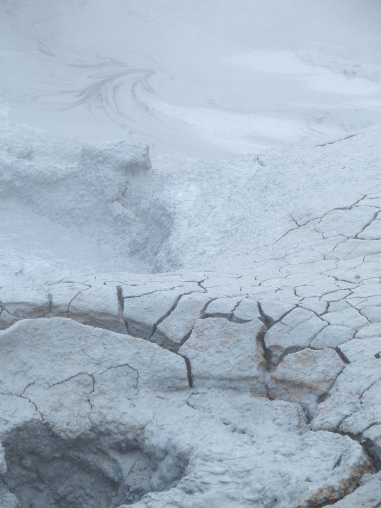 Schwefeldampf, aufgebrochener Boden, grau, Island